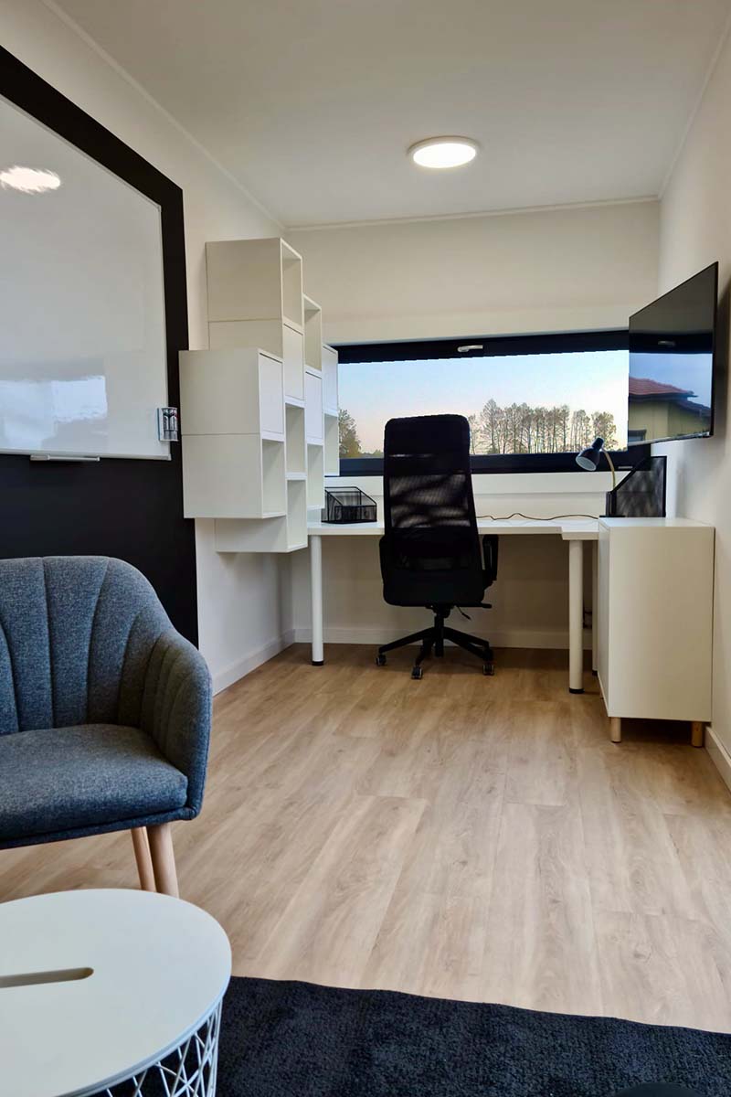 Bureau conteneur aménagé de 12 m², prêt à l’emploi.