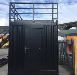 Conteneur maritime de 20 pieds transformé en bar avec porte latérale